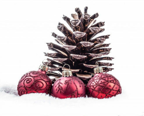 Kiefernzapfen mit Weihnachtsschmuck