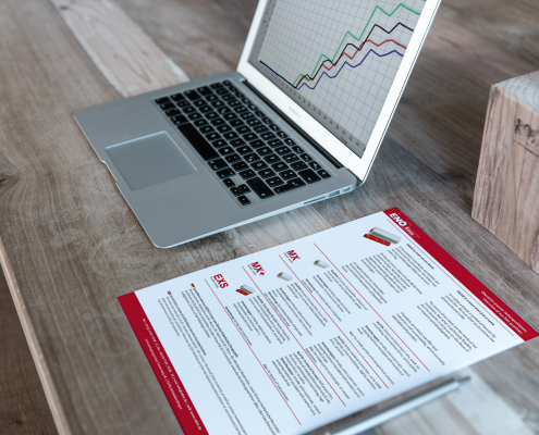 MacBook mit Auswertungssoftware - ENO Produktübersicht auf Papier.